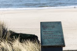 Insel Sylt Februar 2025 Tafel mit Gedicht am Strand der Nordsee, künstlerisch gestaltet von Rupi Kaur Insel Sylt Februar 2025 Gedichttafel vor einem Strand mit Blick auf die Nordsee