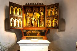 Insel Sylt Februar 2025 Ein kunstvoll geschnitztes, gotisches Altarretabel in einer historischen Kirche Insel Sylt Februar 2025 Gotisches Altarretabel in einer Kirche mit detaillierten, geschnitzten Heiligenfiguren