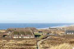 Insel Sylt Februar 2025 Malersiche Reetdachhäuser auf der Insel Sylt mit Nordseepanorama Insel Sylt Februar 2025 Reetdachhäuser auf Sylt mit Blick auf die Nordsee