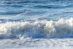 Insel Sylt Februar 2025 Erfrischende Wellen am Sandstrand an einem sonnigen Tag Insel Sylt Februar 2025 Wellen brechen am Sandstrand bei sonnigem Wetter