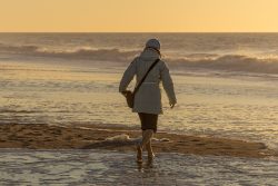 Insel Sylt Februar 2025 Eine Person genießt einen abendlichen Strandspaziergang im Sonnenuntergang Insel Sylt Februar 2025 Person, die bei Sonnenuntergang am Strand entlang geht