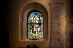 Insel Sylt und Hallig Hooge Oktober 2025 Buntglasfenster und Gedicht in historischer Kirche Insel Sylt und Hallig Hooge Oktober 2025 Buntglasfenster mit Heiligenfigur in historischer Kirche