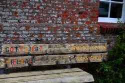 Insel Sylt und Hallig Hooge Oktober 2025 Eine Bank mit der Botschaft: 'Gott liebt Vielfalt, kein Platz für Rassismus' Insel Sylt und Hallig Hooge Oktober 2025 Holzbank vor Backsteinmauer mit Aufschrift gegen Rassismus und für Vielfalt