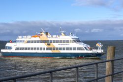 Insel Sylt und Hallig Hooge Oktober 2025 Die Fähre Adler Express unterwegs auf der Nordsee Insel Sylt und Hallig Hooge Oktober 2025 Personenfähre Adler Express fährt auf der Nordsee vor blauem Himmel