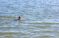 Insel Sylt und Hallig Hooge Oktober 2025 Ein Mensch genießt das Schwimmen im offenen Wasser. Insel Sylt und Hallig Hooge Oktober 2025 Person schwimmt im klaren blauen Meer unter freiem Himmel
