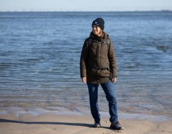 Insel Sylt und Hallig Hooge Oktober 2025 Ein Spaziergang am Strand an einem klaren Tag. Insel Sylt und Hallig Hooge Oktober 2025 Person am Strand bei sonnigem Wetter mit Winterjacke und Mütze