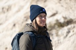 Insel Sylt und Hallig Hooge Oktober 2025 Eine Frau genießt eine winterliche Wanderung in den Dünen Insel Sylt und Hallig Hooge Oktober 2025 Frau mit Mütze und Rucksack in winterlicher Landschaft