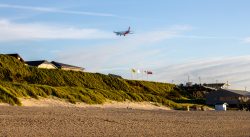 Insel Sylt und Hallig Hooge Oktober 2025 Ein Flugzeug nähert sich einer Landebahn über den Dünen einer Nordseeinsel. Insel Sylt und Hallig Hooge Oktober 2025 Flugzeug fliegt über Strand und Dünen auf Nordseeinsel