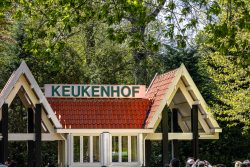 Keukenhof Niederlande April 2025 Der Eingang des berühmten Keukenhof-Gartens mit seinem charakteristischen Dach und grünem Laub. Keukenhof Niederlande April 2025 Eingang zum Keukenhof-Garten in den Niederlanden mit Bäumen im Hintergrund