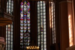 Lüneburg August 2024 Bunte Kirchenfenster mit Lichtstrahlen in gotischer Architektur
