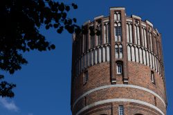 Lüneburg August 2024 Historischer Wasserturm mit Backsteinmauerwerk vor blauem Himmel