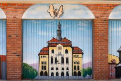 Lüneburg August 2024 Wandgemälde eines historischen Gebäudes mit rotem Dach auf Garagentor