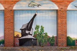 Lüneburg August 2024 Garagentor mit gemaltem Kirchturm, Haus und Baum
