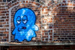 Lüneburg August 2024 Streetart von blauem Geist auf Backsteinmauer