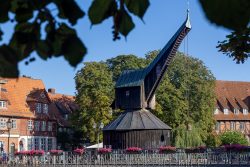 Lüneburg August 2024 Historischer Hafenkran in Lüneburg mit Fachwerkhäusern im Hintergrund
