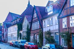 Lüneburg August 2024 Historische Fachwerkhäuser in einer sonnigen deutschen Altstadt