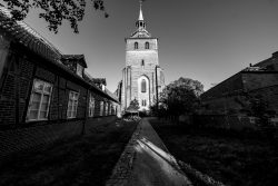 Lüneburg August 2024 Schwarz-Weiß-Foto einer alten Kirche und Gebäude