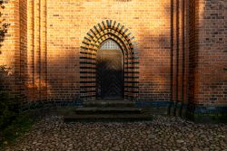 Lüneburg August 2024 Historische Backsteinfassade mit Bogentür und Kopfsteinpflaster