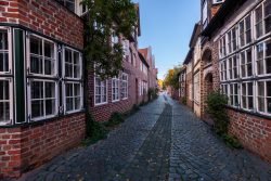 Lüneburg August 2024 Pflastersteinstraße mit historischen Ziegelhäusern in einer Altstadt