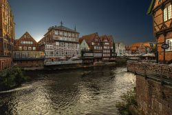 Lüneburg August 2024 Historische Fachwerkhäuser am Ufer der Ilmenau in Lüneburg