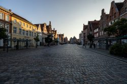Lüneburg August 2024 Leere Kopfsteinpflasterstraße in einer historischen Altstadt bei Sonnenuntergang