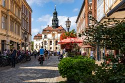 Lüneburg August 2024 Historischer Marktplatz in Lüneburg mit Radfahrern und Fußgängern