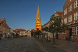 Lüneburg August 2024 Historischer Marktplatz in Mühlen mit Kirchturm im Abendlicht