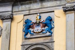 Lüneburg August 2024 Wappen mit zwei blauen Löwen und Schild auf gelber Wand