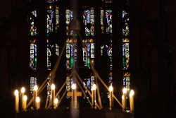 Lüneburg August 2024 Kirchenfenster mit bunter Glasmalerei und beleuchtertem Kronleuchter