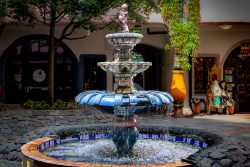 Magdeburg Dekorativer Springbrunnen in einem malerischen Innenhof mit Pflanzen