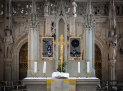 Magdeburg Kirchenaltar mit Kreuz und modernen Kunstwerken im Hintergrund