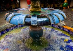 Magdeburg Bunte Keramikbrunnen mit fließendem Wasser in einem Innenhof