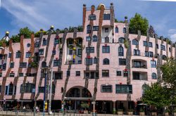 Magdeburg Hundertwasserhaus Magdeburg mit bunten und unregelmäßigen Fassaden