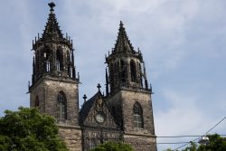 Magdeburg Gotische Kathedrale mit zwei Türmen und Uhr, bewölkter Himmel
