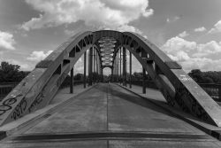 Magdeburg Schwarz-weiß Foto einer Brücke mit Bögen und Graffiti