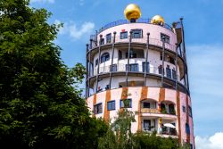 Magdeburg Hundertwasserhaus in Magdeburg mit charakteristischer Architektur und goldenen Kuppeln