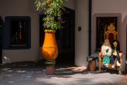 Magdeburg Bunte Statuen auf einem Thron in sonnigem Innenhof
