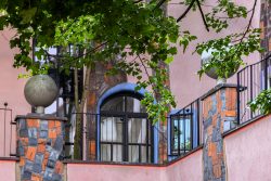 Magdeburg Eingang eines Gebäudes mit bunten Fliesen und Bäumen im Vordergrund