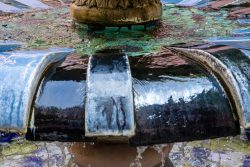 Magdeburg Künstlerischer Brunnen mit fließendem Wasser und buntem Mosaik