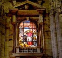 Mailand Entschleunigte Fotografie Oktober 2024 Buntglasfenster mit biblischer Szene in einer historischen Kathedrale