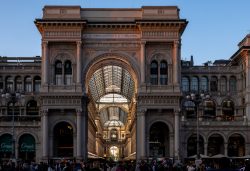 Mailand Entschleunigte Fotografie Oktober 2024 Galleria Vittorio Emanuele II im Abendlicht in Mailand, Italien