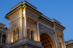 Mailand Entschleunigte Fotografie Oktober 2024 Detail der Galleria Vittorio Emanuele II beleuchtet bei Abenddämmerung