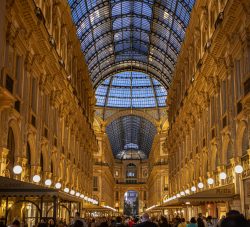 Mailand Entschleunigte Fotografie Oktober 2024 Malerische Innenansicht der Galleria Vittorio Emanuele II in Mailand bei Nacht