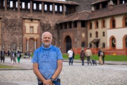 Padua Entschleunigte Fotografie Oktober 2024 Älterer Mann steht vor dem historischen Castello Sforzesco in Mailand