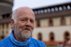 Padua Entschleunigte Fotografie Oktober 2024 Älterer Mann mit Bart vor historischem Gebäude im Hintergrund