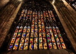 Mailand Entschleunigte Fotografie Oktober 2024 Buntes Kirchenfenster im gotischen Stil im Mailänder Dom