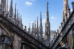Mailand Entschleunigte Fotografie Oktober 2024 Gotische Spitzen der Kathedrale von Mailand bei blauem Himmel