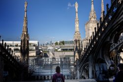 Mailand Entschleunigte Fotografie Oktober 2024 Blick von der Dachterrasse des Mailänder Doms auf die Stadt