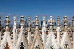 Mailand Entschleunigte Fotografie Oktober 2024 Gotische Architektur des Mailänder Doms mit Blick auf die Skyline