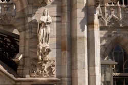 Mailand Entschleunigte Fotografie Oktober 2024 Statue an gotischer Kathedrale mit detailreichen Verzierungen